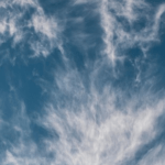 Небо и облака — символ чистого воздуха после работы кондиционера